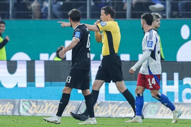 Soccer 2 Bundesliga 33 Matchday Hamburger SV SSV Ulm 1846 Soccer on 10 05 2025 at Volksparkstadion in Hamburg Referee Dr Max Burda Berlin gives penalty for Ulm DFL regulations prohibit any use of photographs as image sequences and or quasi video xJRx