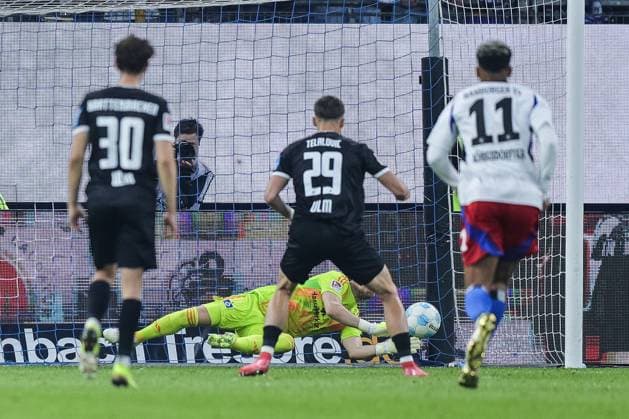 Soccer 2 Bundesliga 33 Matchday Hamburger SV SSV Ulm 1846 Soccer on 10 05 2025 at Volksparkstadion in Hamburg Daniel Heuer Fernandes Hamburg holds the penalty kick DFL regulations prohibit any use of photographs as image sequences and or quasi video xJRx