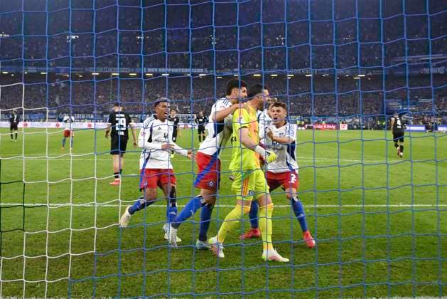 GER 2 FBL,, Hamburger SV vs SSV Ulm 1846 10 05 2025, Volksparkstadion, Hamburg, GER 2 FBL, Hamburger SV vs SSV Ulm 1846 in the picture Goalkeeper Daniel Heuer Fernandes Hamburg 01 holds the penalty shot of Semir Telalovic Ulm 29 and cheers with the Hamburg team nordphotoxGmbH xWitke nph00002