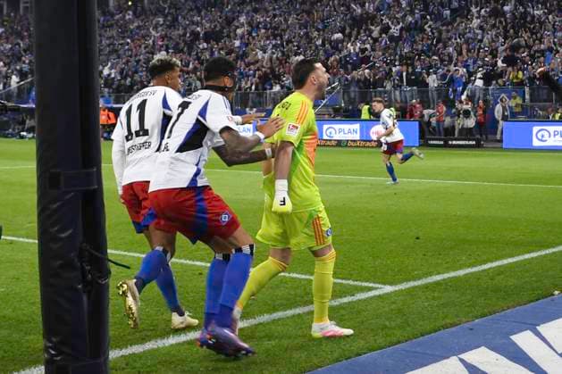 GER 2 FBL,, Hamburger SV vs SSV Ulm 1846 10 05 2025, Volksparkstadion, Hamburg, GER 2 FBL, Hamburger SV vs SSV Ulm 1846 in the picture Goalkeeper Daniel Heuer Fernandes Hamburg 01 holds the penalty shot of Semir Telalovic Ulm 29 and cheers with the Hamburg team nordphotoxGmbH xWitke nph00002