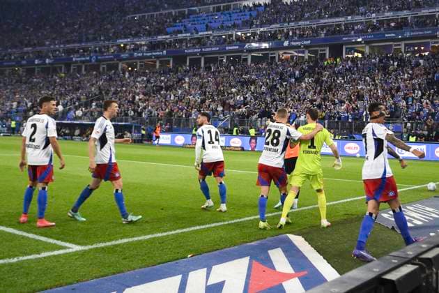 GER 2 FBL,, Hamburger SV vs SSV Ulm 1846 10 05 2025, Volksparkstadion, Hamburg, GER 2 FBL, Hamburger SV vs SSV Ulm 1846 in the picture Goalkeeper Daniel Heuer Fernandes Hamburg 01 holds the penalty shot of Semir Telalovic Ulm 29 and cheers with the Hamburg team nordphotoxGmbH xWitke nph00002