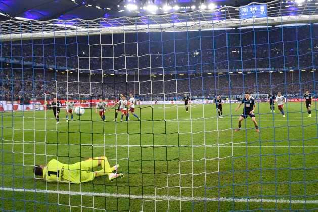 GER 2 FBL,, Hamburger SV vs SSV Ulm 1846 10 05 2025, Volksparkstadion, Hamburg, GER 2 FBL, Hamburger SV vs SSV Ulm 1846 in picture Goalkeeper Daniel Heuer Fernandes Hamburg 01 saves the penalty shot from Semir Telalovic Ulm 29 nordphotoxGmbH xWitke nph00002