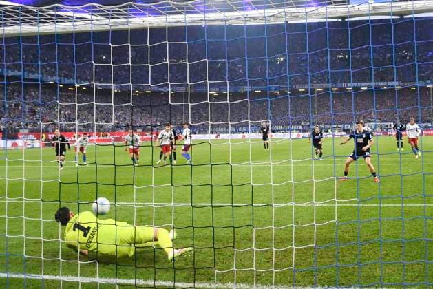 GER 2 FBL,, Hamburger SV vs SSV Ulm 1846 10 05 2025, Volksparkstadion, Hamburg, GER 2 FBL, Hamburger SV vs SSV Ulm 1846 in picture Goalkeeper Daniel Heuer Fernandes Hamburg 01 saves the penalty shot from Semir Telalovic Ulm 29 nordphotoxGmbH xWitke nph00002
