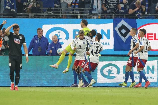 10 05 2025, xtgx, Soccer 2 Bundesliga, Hamburger SV SSV Ulm 1846 emspor, v l Daniel Heuer Fernandes HSV, 1 cheers about the parade DFL DFB REGULATIONS PROHIBIT ANY USE OF PHOTOGRAPHS as IMAGE SEQUENCES and or QUASI VIDEO Hamburg