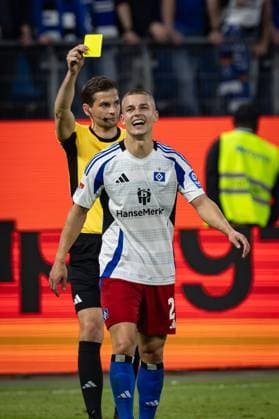 2 Soccer Bundesliga Hamburger SV vs SSV Ulm 1846 10 05 25 Yellow against William Mikelbrencis Hamburger SV, No 02 2 Soccer Bundesliga Hamburger SV vs SSV Ulm 1846, Volksparkstadion on 10 05 25 Copyright: xBEAUTIFULxSPORTS MarioxM.xKobergx