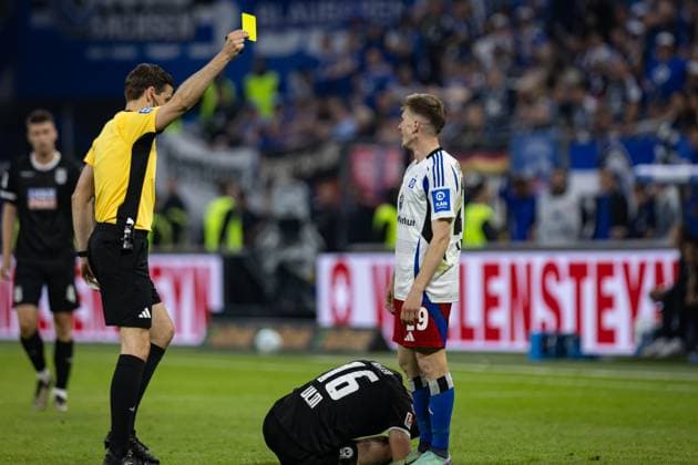 2 Soccer Bundesliga Hamburger SV vs SSV Ulm 1846 10 05 25 Yellow card for Emir Sahiti Hamburger SV, No 29 2 Soccer Bundesliga Hamburger SV vs SSV Ulm 1846, Volksparkstadion on 10 05 25 Copyright: xBEAUTIFULxSPORTS MarioxM.xKobergx