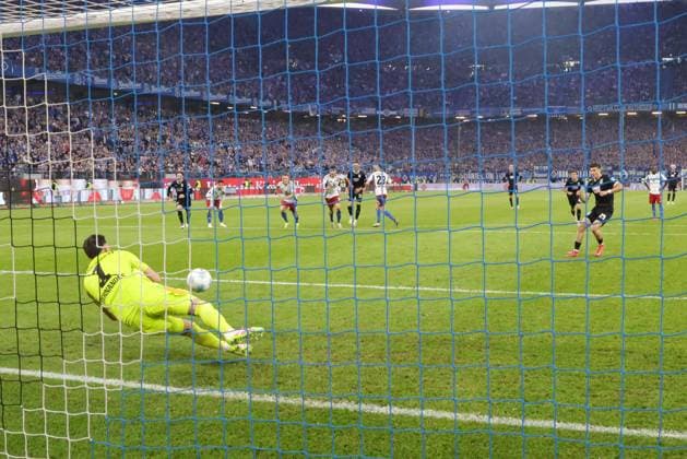 GER, xFSx ,Hamburg, HSV , 2 Bundesliga , Soccer, DFL, Hamburger SV vs SSV Ulm 1846 , im Hamburger Volksparkstadion , 10 05 2025 , v l Goalkeeper Daniel Heuer Fernandes Hamburger SV ,1 holds the penalty kick from SSV Ulm 1846 DFL regulations prohibit any use of photographs as image sequences and or quasi video Copyright: HMBxMedia FernandoxSoares