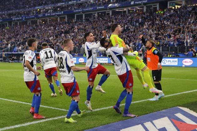 GER, xFSx ,Hamburg, HSV , 2 Bundesliga , Soccer, DFL, Hamburger SV vs SSV Ulm 1846 , in Hamburger Volksparkstadion , 10 05 2025 , v l Goalkeeper Daniel Heuer Fernandes Hamburger SV ,1 celebrates the saved penalty kick with the team DFL regulations prohibit any use of photographs as image sequences and or quasi video Copyright: HMBxMedia FernandoxSoares