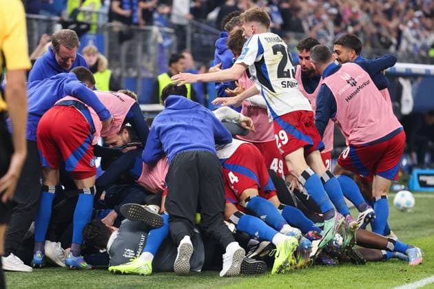 2 Bundesliga Hamburger SV SSV Ulm on 10 05 2025 at Volksparkstadion in Hamburg Cheering, goal celebration, goal scorer Davie Selke Hamburg 27 celebrates with the team after his goal for 3 to 1 MH