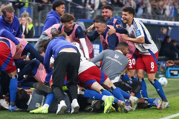 2 Bundesliga Hamburger SV SSV Ulm on 10 05 2025 at Volksparkstadion in Hamburg Cheering, goal celebration, goal scorer Davie Selke Hamburg 27 celebrates with the team after his goal for 3 to 1 MH