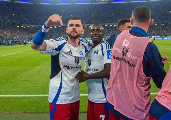 Soccer, Men, Season 2024 2025, 2 Bundesliga 33 Matchday , Hamburger SV SSV Ulm, f l Lukasz Poreba HSV , Jean Luc Dompe HSV , Cheering after goal to 2 1, 10 05 2025, Copyright: xSebastianxRäppold MatthiasxKochx