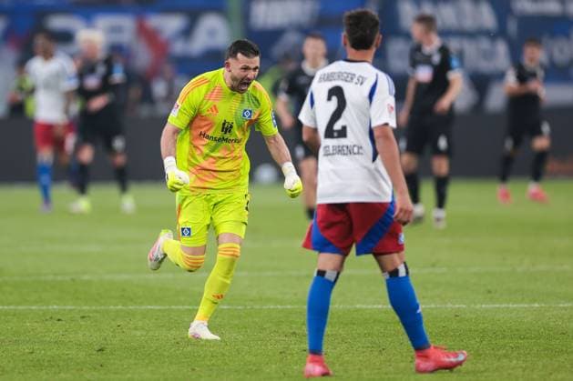 10 05 2025, 2 Bundesliga, Matchday 33, Hamburger SV SSV Ulm 1846, Goalkeeper Daniel Heuer Fernandes Hamburger SV celebrates his save, Hamburg Volksparkstadion Hamburg Germany xRHR PHOTO DEx Copyright: DennisxEwert RHR-FOTOx RHR-FOTO DE