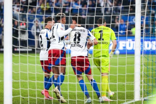 10 05 2025, 2 Bundesliga, Matchday 33, Hamburger SV SSV Ulm 1846, The HSV players celebrate the saved penalty kick by goalkeeper Daniel Heuer Fernandes Hamburger SV , Hamburg Volksparkstadion Hamburg Germany xRHR PHOTO DEx Copyright: DennisxEwert RHR-FOTOx RHR-FOTO DE