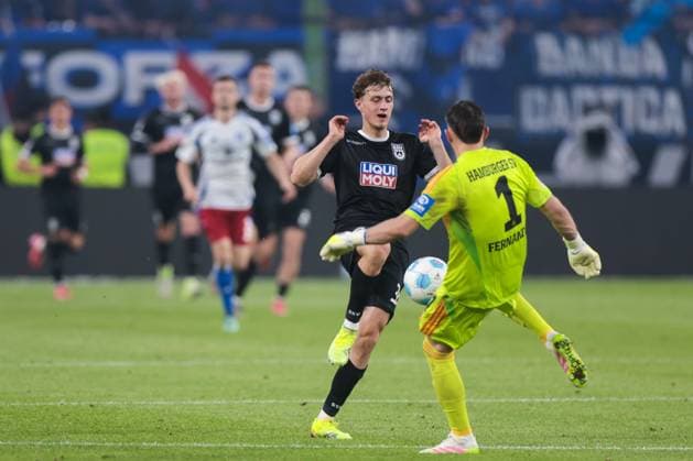 10 05 2025, 2 Bundesliga, Matchday 33, Hamburger SV SSV Ulm 1846, f l Maurice Krattenmacher SSV Ulm 1846 , Goalkeeper Daniel Heuer Fernandes Hamburger SV , Hamburg Volksparkstadion Hamburg Germany xRHR PHOTO DEx Copyright: DennisxEwert RHR-FOTOx RHR-FOTO DE