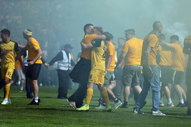 10 05 2025, xrekx, Soccer 3 League, SV Waldhof Mannheim Dynamo Dresden v l Platzsturm Dynamo Fans Ultras, Police, Tony Menzel SG Dynamo Dresden celebrates promotion to League 2 with the fans DFL DFB REGULATIONS PROHIBIT ANY USE OF PHOTOGRAPHS as IMAGE SEQUENCES and or QUASI VIDEO Mannheim