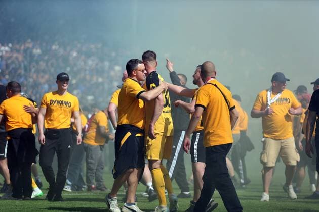10 05 2025, xrekx, Soccer 3 League, SV Waldhof Mannheim Dynamo Dresden v l Platzsturm Dynamo Fans Ultras, Police, Stefan Kutschke SG Dynamo Dresden celebrates promotion to League 2 with the fans DFL DFB REGULATIONS PROHIBIT ANY USE OF PHOTOGRAPHS as IMAGE SEQUENCES and or QUASI VIDEO Mannheim