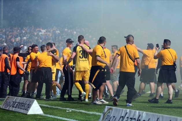 10 05 2025, xrekx, Soccer 3 League, SV Waldhof Mannheim Dynamo Dresden v l Platzsturm Dynamo Fans Ultras, Police, Stefan Kutschke SG Dynamo Dresden celebrates promotion to League 2 with the fans DFL DFB REGULATIONS PROHIBIT ANY USE OF PHOTOGRAPHS as IMAGE SEQUENCES and or QUASI VIDEO Mannheim