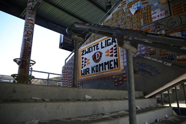 10 05 2025, xrekx, Fußball 3 Liga, SV Waldhof Mannheim Dynamo Dresden v l Gaesteblock, Sticker, Sticker nach dem Spiel ZWEITE LIGA WIR KOMMEN DFL DFB REGULATIONS PROHIBIT ANY USE OF PHOTOGRAPHS as IMAGE SEQUENCES and or QUASI VIDEO Mannheim