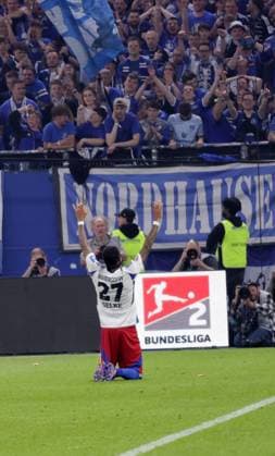 Davie Selke HSV Jubel Fussball, Herren, Saison 2024 2025, 2 BL, Volksparkstadion, Hamburger SV, 33 Spieltag, HSV SSV Ulm DFL REGULATIONS PROHIBIT ANY USE OF PHOTOGRAPHS AS IMAGE SEQUENCES AND OR QUASI VIDEO