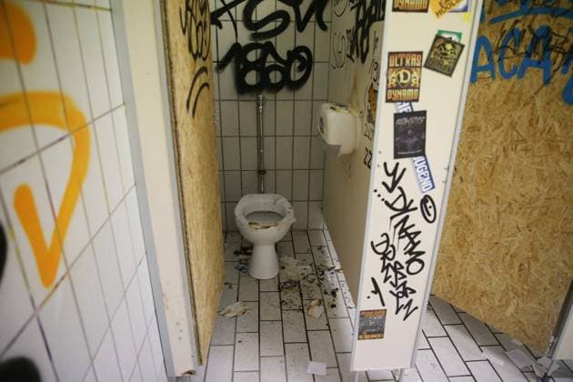 10 05 2025, xrekx, Fußball 3 Liga, SV Waldhof Mannheim Dynamo Dresden v l Gäste Stadion WCs, Sanitaerbereich, Toilettenbereich, WC Anlagen, Stadion Toiletten Gaeste, Aufkleber, demolished, destroyed, set on fire and flooded DFL DFB REGULATIONS PROHIBIT ANY USE OF PHOTOGRAPHS as IMAGE SEQUENCES and or QUASI VIDEO Mannheim
