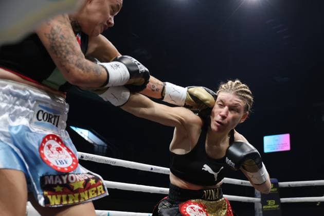 Bilder des Jahres 2025, Sport 05 Mai Sport Themen der Woche KW19 Sport Bilder des Tages Boxen: P2M Boxpromotion, Rostock boxt! - Die Rückkehr!, Rostock, 10.05.2025 IBF-Weltmeisterschaft: Nina Meinke (GER) - Daniela Bermudez (ARG) Rostock Germany *** Boxing P2M Boxpromotion, Rostock boxing The return , Rostock, 10 05 2025 IBF World Championship Nina Meinke GER Daniela Bermudez ARG Rostock Germany