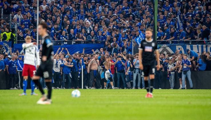 Soccer, Men, Season 2024 2025, 2 Bundesliga 33 Matchday , Hamburger SV SSV Ulm, HSV celebrates promotion to the 1 Bundesliga, in the picture fans stand ready to storm the pitch, 10 05 2025, Copyright: xSebastianxRäppold MatthiasxKochx