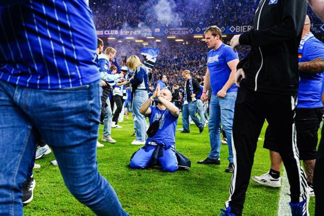 Bilder des Jahres 2025, Sport 05 Mai Sport Themen der Woche KW19 Fan feiert Aufstieg des Hamburger SV GER, Hamburger SV vs. SSV Ulm, Fussball, 2. Bundesliga, Spieltag 33, Saison 2024 2025, 10.05.2025 DFL REGULATIONS PROHIBIT ANY USE OF PHOTOGRAPHS AS IMAGE SEQUENCES AND OR QUASI-VIDEO GER, Hamburger SV vs. SSV Ulm, Fussball, 2. Bundesliga, Spieltag 33, Saison 2024 2025, 10.05.2025 Hamburg *** Fan celebrates promotion of Hamburger SV GER, Hamburger SV vs SSV Ulm, Football, 2 Bundesliga, Matchday 33, Season 2024 2025, 10 05 2025 DFL REGULATES PROHIBIT ANY USE OF PHOTOGRAPHS AS IMAGE SEQUENCES AND OR QUASI VIDEO GER, Hamburger SV vs SSV Ulm, Football, 2 Bundesliga, Matchday 33, Season 2024 2025, 10 05 2025 Hamburg Copyright: xEibner-Pressefoto MarcelxvonxFehrnx EP_MFN