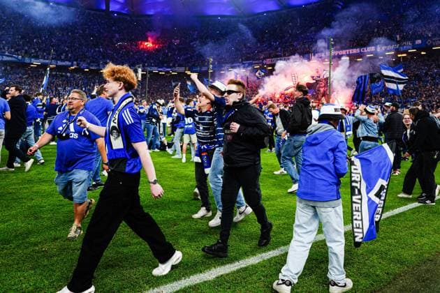 Fans celebrate Hamburger SVs promotion with a pitch storm GER, Hamburger SV vs SSV Ulm, Football, 2 Bundesliga, Matchday 33, Season 2024 2025, 10 05 2025 DFL REGULATES PROHIBIT ANY USE OF PHOTOGRAPHS AS IMAGE SEQUENCES AND OR QUASI VIDEO GER, Hamburger SV vs SSV Ulm, Football, 2 Bundesliga, Matchday 33, Season 2024 2025, 10 05 2025 Hamburg Copyright: xEibner-Pressefoto MarcelxvonxFehrnx EP_MFN
