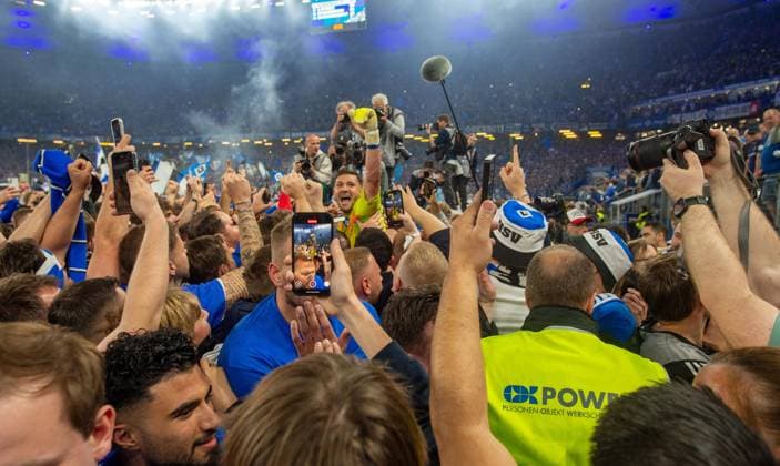 Soccer, Men, Season 2024 2025, 2 Bundesliga 33 Matchday , Hamburger SV SSV Ulm, HSV celebrates promotion to the 1 Bundesliga, in the picture the fans storm the pitch, in the middle goalkeeper Daniel Heuer Fernandes, 10 05 2025, Copyright: xSebastianxRäppold MatthiasxKochx
