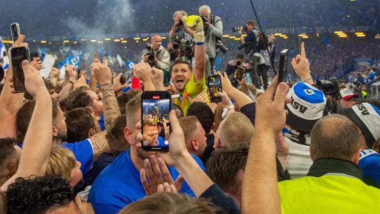 Soccer, Men, Season 2024 2025, 2 Bundesliga 33 Matchday , Hamburger SV SSV Ulm, HSV celebrates promotion to the 1 Bundesliga, in the picture the fans storm the pitch, in the middle goalkeeper Daniel Heuer Fernandes, 10 05 2025, Copyright: xSebastianxRäppold MatthiasxKochx