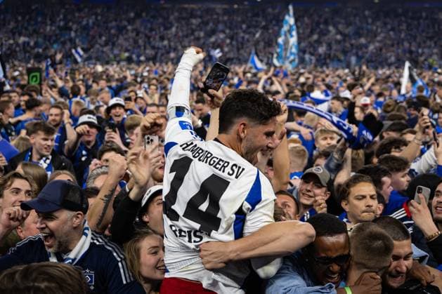 2 Soccer Bundesliga Hamburger SV vs SSV Ulm 1846 10 05 25 Cheers after victory and promotion Hamburger SV With Ludovit Reis Hamburger SV, No. 14 2 Soccer Bundesliga Hamburger SV vs SSV Ulm 1846, Volksparkstadion on 10 05 25 Copyright: xBEAUTIFULxSPORTS MarioxM.xKobergx