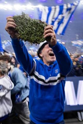 2 Soccer Bundesliga Hamburger SV vs SSV Ulm 1846 10 05 25 Cheers after victory and promotion Hamburger SV With part of the turf 2 Soccer Bundesliga Hamburger SV vs SSV Ulm 1846, Volksparkstadion on 10 05 25 Copyright: xBEAUTIFULxSPORTS MarioxM.xKobergx