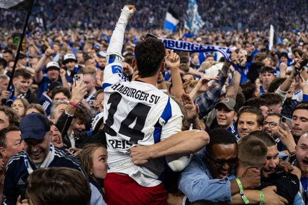2 Soccer Bundesliga Hamburger SV vs SSV Ulm 1846 10 05 25 Cheers after victory and promotion Hamburger SV With Ludovit Reis Hamburger SV, No. 14 2 Soccer Bundesliga Hamburger SV vs SSV Ulm 1846, Volksparkstadion on 10 05 25 Copyright: xBEAUTIFULxSPORTS MarioxM.xKobergx