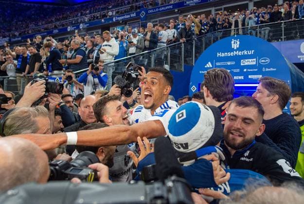 Football, Men, Season 2024 2025, 2 Bundesliga 33 Matchday , Hamburger SV SSV Ulm, HSV celebrates promotion to the 1 Bundesliga, in the picture the fans storm the pitch, in the middle Robert Glatzel HSV , 10 05 2025, Copyright: xSebastianxRäppold MatthiasxKochx