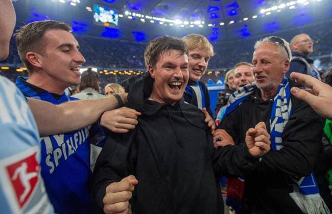 Soccer, Men, Season 2024 2025, 2 Bundesliga 33 Matchday , Hamburger SV SSV Ulm, HSV celebrates promotion to the 1 Bundesliga, in the picture the fans storm the pitch, in the middle coach Merlin Polzin Hamburger SV , 10 05 2025, Copyright: xSebastianxRäppold MatthiasxKochx