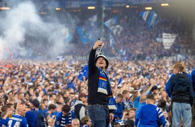 Soccer, Men, Season 2024 2025, 2 Bundesliga 33 Matchday , Hamburger SV SSV Ulm, HSV celebrates promotion to the 1 Bundesliga, in the picture fans storming the pitch with selfie, 10 05 2025, Copyright: xSebastianxRäppold MatthiasxKochx