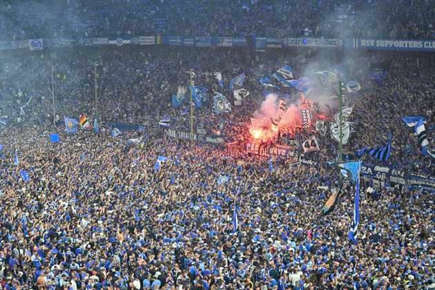 GER 2 FBL,, Hamburger SV vs SSV Ulm 1846 10 05 2025, Volksparkstadion, Hamburg, GER 2 FBL, Hamburger SV vs SSV Ulm 1846 in the picture feature the spectators storm the pitch nordphotoxGmbH xWitke nph00002