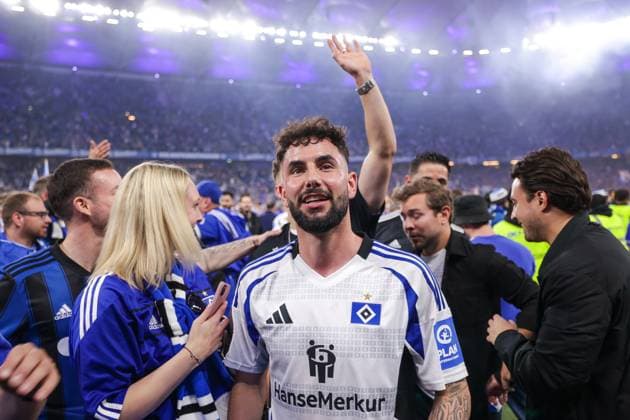 10 05 2025, 2 Bundesliga, Matchday 33, Hamburger SV SSV Ulm 1846, Marco Richter Hamburger SV celebrates with the fans on the pitch, Hamburg Volksparkstadion Hamburg Germany xRHR PHOTO DEx Copyright: DennisxEwert RHR-FOTOx RHR-FOTO DE
