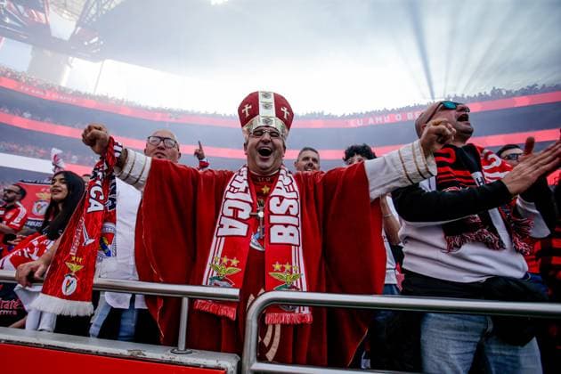 Bilder des Jahres 2025, Sport 05 Mai Sport Themen der Woche KW19 SL Benfica v Sporting CP - Liga Portugal Betclic 2024 2025 SL Benfica fans look on before the Liga Portugal Betclic match between SL Benfica and Sporting CP at Estadio da Luz in Lisbon, Portugal, on May 10, 2025. Lisbon Lisboa Portugal  Copyright: xValterxGouveiax originalFilename:gouveia-10052025250510_npJGU.jpg