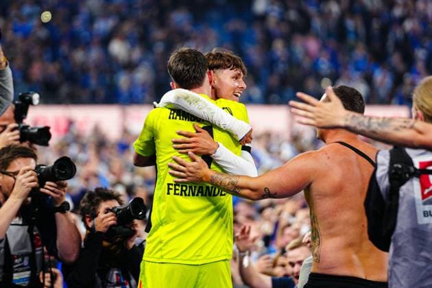 Daniel Heuer Fernandes Hamburger SV, 01 and Otto Stange Hamburger SV, 49 celebrate promotion with the fans GER, Hamburger SV vs SSV Ulm, Football, 2 Bundesliga, Matchday 33, Season 2024 2025, 10 05 2025 DFL REGULATIONS PROHIBIT ANY USE OF PHOTOGRAPHS AS IMAGE SEQUENCES AND OR QUASI VIDEO GER, Hamburger SV vs SSV Ulm, Football, 2 Bundesliga, Matchday 33, Season 2024 2025, 10 05 2025 Hamburg Copyright: xEibner-Pressefoto MarcelxvonxFehrnx EP_MFN