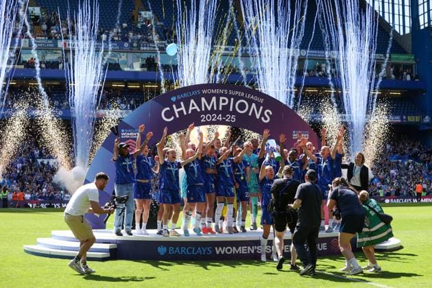 Chelsea lift the Barclays Women s Super League trophy Chelsea v Liverpool, Football, Barclays Women s Super League, Stamford Bridge, London, UK - 10 05 25 EDITORIAL USE ONLY No use with unauthorised audio, video, data, fixture lists (outside the EU), club league logos or live services. Online in-match use limited to 45 images (+15 in extra time). No use to emulate moving images. No use in betting, games or  Copyright: xAnthonyxHanc Shutterstockx 15292910dc