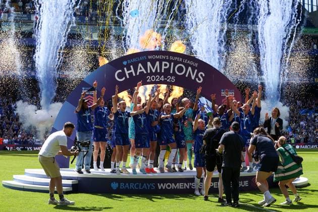 Chelsea lift the Barclays Women s Super League trophy Chelsea v Liverpool, Football, Barclays Women s Super League, Stamford Bridge, London, UK - 10 05 25 EDITORIAL USE ONLY No use with unauthorised audio, video, data, fixture lists (outside the EU), club league logos or live services. Online in-match use limited to 45 images (+15 in extra time). No use to emulate moving images. No use in betting, games or  Copyright: xAnthonyxHanc Shutterstockx 15292910de