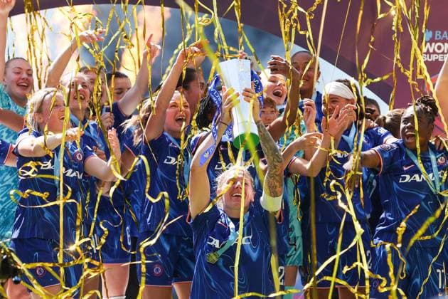 Millie Bright of Chelsea lifts the Barclays Women s Super League trophy Chelsea v Liverpool, Football, Barclays Women s Super League, Stamford Bridge, London, UK - 10 05 25 EDITORIAL USE ONLY No use with unauthorised audio, video, data, fixture lists (outside the EU), club league logos or live services. Online in-match use limited to 45 images (+15 in extra time). No use to emulate moving images. No use in betting, games or  Copyright: xAnthonyxHanc Shutterstockx 15292910di