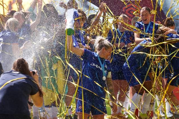 Millie Bright of Chelsea lifts the Barclays Women s Super League trophy Chelsea v Liverpool, Football, Barclays Women s Super League, Stamford Bridge, London, UK - 10 05 25 EDITORIAL USE ONLY No use with unauthorised audio, video, data, fixture lists (outside the EU), club league logos or live services. Online in-match use limited to 45 images (+15 in extra time). No use to emulate moving images. No use in betting, games or  Copyright: xAnthonyxHanc Shutterstockx 15292910dk
