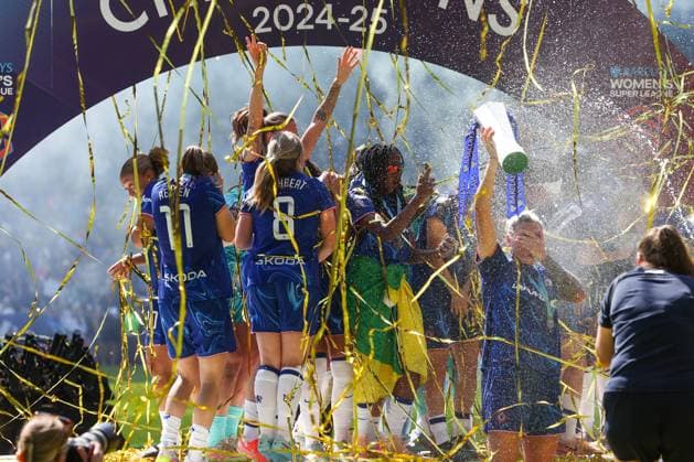 Millie Bright of Chelsea lifts the Barclays Women s Super League trophy Chelsea v Liverpool, Football, Barclays Women s Super League, Stamford Bridge, London, UK - 10 05 25 EDITORIAL USE ONLY No use with unauthorised audio, video, data, fixture lists (outside the EU), club league logos or live services. Online in-match use limited to 45 images (+15 in extra time). No use to emulate moving images. No use in betting, games or  Copyright: xAnthonyxHanc Shutterstockx 15292910dl