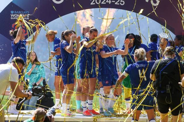 Millie Bright of Chelsea lifts the Barclays Women s Super League trophy with her teammates watching behind her Chelsea v Liverpool, Football, Barclays Women s Super League, Stamford Bridge, London, UK - 10 05 25 EDITORIAL USE ONLY No use with unauthorised audio, video, data, fixture lists (outside the EU), club league logos or live services. Online in-match use limited to 45 images (+15 in extra time). No use to emulate moving images. No use in betting, games or  Copyright: xAnthonyxHanc Shutterstockx 15292910dn