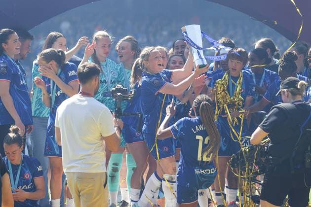 Erin Cuthbert of Chelsea lifts the Barclays Women s Super League trophy Chelsea v Liverpool, Football, Barclays Women s Super League, Stamford Bridge, London, UK - 10 05 25 EDITORIAL USE ONLY No use with unauthorised audio, video, data, fixture lists (outside the EU), club league logos or live services. Online in-match use limited to 45 images (+15 in extra time). No use to emulate moving images. No use in betting, games or  Copyright: xAnthonyxHanc Shutterstockx 15292910do