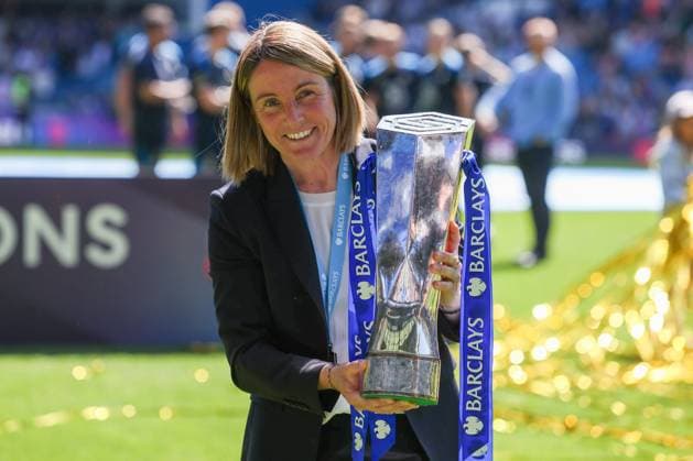 Head Chelsea Women s coach Sonia Bompastor holding the Barclays Women s Super League trophy Chelsea v Liverpool, Football, Barclays Women s Super League, Stamford Bridge, London, UK - 10 05 25 EDITORIAL USE ONLY No use with unauthorised audio, video, data, fixture lists (outside the EU), club league logos or live services. Online in-match use limited to 45 images (+15 in extra time). No use to emulate moving images. No use in betting, games or  Copyright: xAnthonyxHanc Shutterstockx 15292910eh