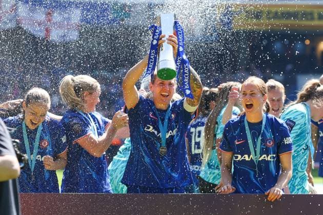 Millie Bright of Chelsea lifts the Barclays Women s Super League trophy Chelsea v Liverpool, Football, Barclays Women s Super League, Stamford Bridge, London, UK - 10 05 25 EDITORIAL USE ONLY No use with unauthorised audio, video, data, fixture lists (outside the EU), club league logos or live services. Online in-match use limited to 45 images (+15 in extra time). No use to emulate moving images. No use in betting, games or  Copyright: xAnthonyxHanc Shutterstockx 15292910dx