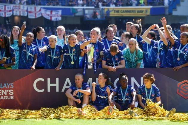Chelsea players all huddle around the champions sign before the trophy lift Chelsea v Liverpool, Football, Barclays Women s Super League, Stamford Bridge, London, UK - 10 05 25 EDITORIAL USE ONLY No use with unauthorised audio, video, data, fixture lists (outside the EU), club league logos or live services. Online in-match use limited to 45 images (+15 in extra time). No use to emulate moving images. No use in betting, games or  Copyright: xAnthonyxHanc Shutterstockx 15292910dz